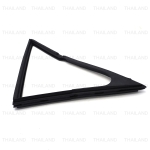 ยางสามเหลี่ยมขอบกระจก ข้างขวา 1 ชิ้น สีดำ สำหรับ Datsun/Nissan 1300 521 521 ปี 1966-1972